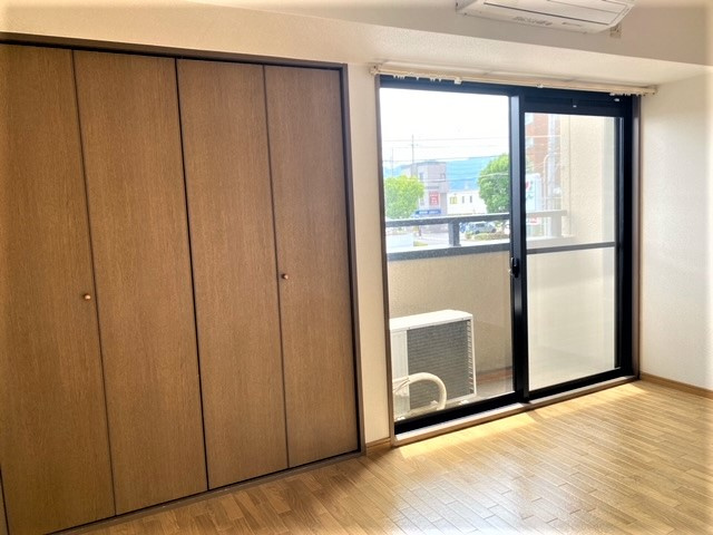 ルミエールSの収納|洋室、ベランダ東向きです。