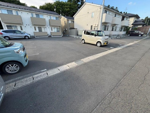 ポライトリーＢの駐車場