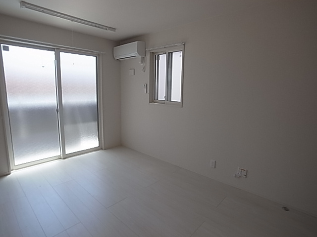 サニーシティーの洋室