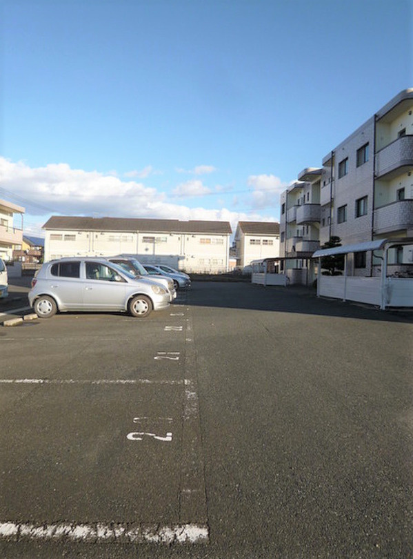 ファミール合川3番館の駐車場|駐車スペースもあります