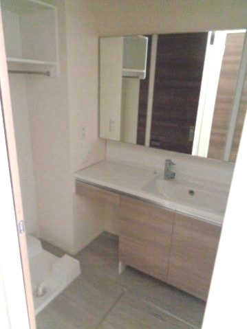 ラ・エスコルテの独立洗面台|ホテル仕様の鏡が広めの独立洗面化粧台がございます✨鏡の裏は収納になっています。