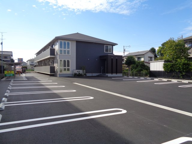 ラ・エスコルテの駐車場|駐車場ですが午後は隣の物件の陰になる為、夏場でも車が暑くなりません！！！