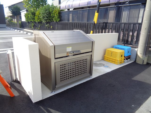 ラ・エスコルテのその他共用部分|専用のゴミ置き場が有る為、日々のゴミ捨てが楽になります。