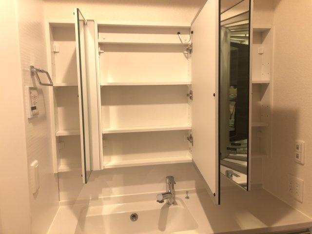 ラ・エスコルテの収納|洗面台の鏡の裏は収納スペースになっており、たっぷり収納できます！