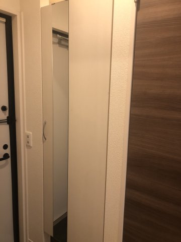 ラ・エスコルテの設備|玄関シューズＢＯＸには鏡が付いておりますので、身だしなみチェックも簡単です！