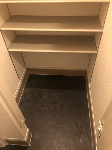 ラ・エスコルテの収納|シューズＢＯＸ内は奥行き有り。小さめのスーツケースなら置けそうですね！