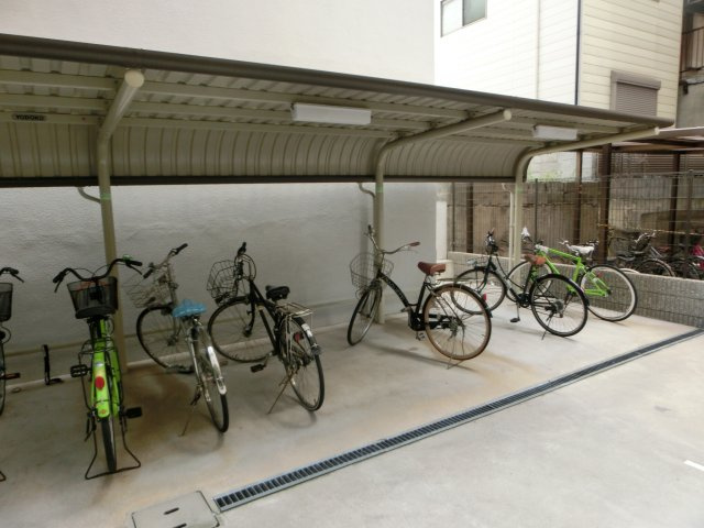 シャトー桜川の駐車場