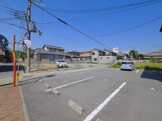 ヴィルヌーブ　Ａ棟（新町）の駐車場|カースペースがあります