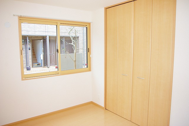 ヴィルヌーブ　Ａ棟（新町）の洋室|明るい洋室です