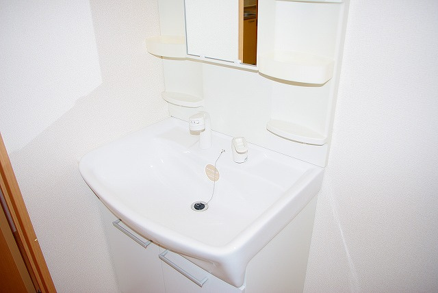 ヴィルヌーブ　Ａ棟（新町）の洗面所|朝の身支度には欠かせない独立洗面化粧台