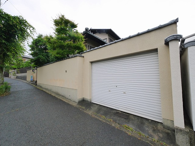 学園中３丁目貸家の駐車場|駐車場があるので、車を買う予定の方も安心です