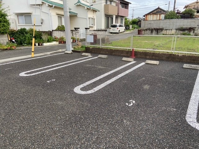 シャーメゾン八木の駐車場