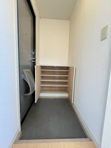 ヴィ・ラフィネ旗ヶ崎2号館の駐車場