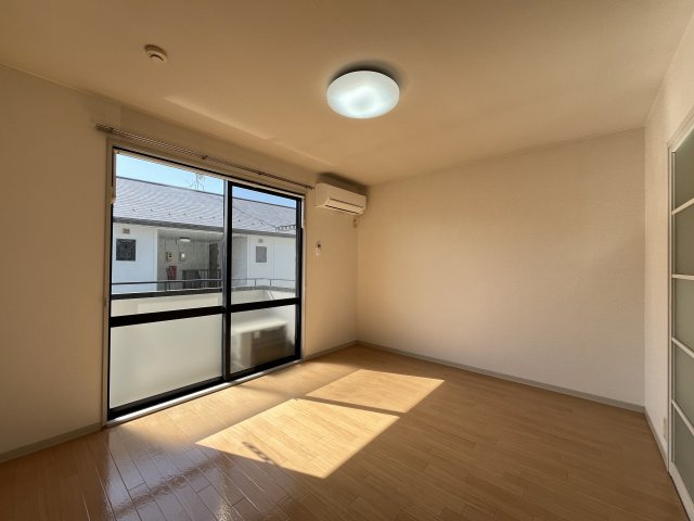 ヴィ・ラフィネ旗ヶ崎2号館の居間・リビング