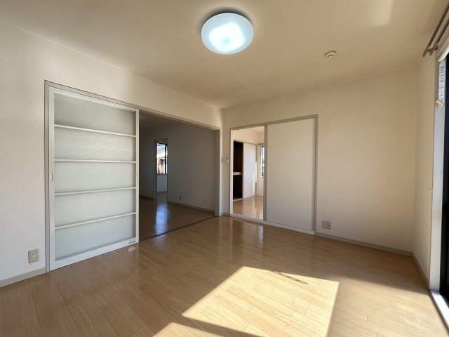 ヴィ・ラフィネ旗ヶ崎2号館の居間・リビング