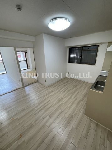 ロイヤルハイツ扇町Ⅱの居間・リビング|こちらの居間で趣味の時間をお楽しみください