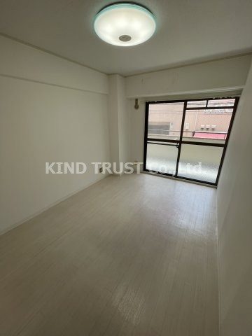 ロイヤルハイツ扇町Ⅱの居間・リビング|こちらの居間で趣味の時間をお楽しみください