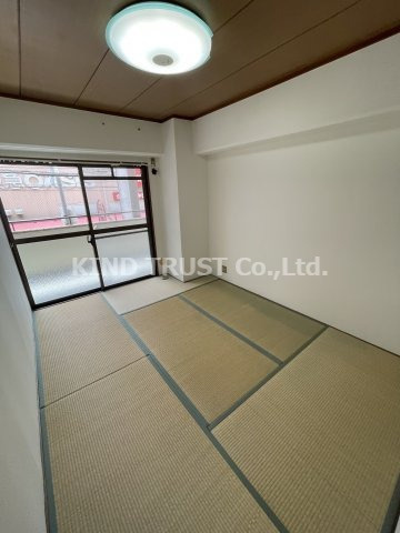 ロイヤルハイツ扇町Ⅱの和室|日本らしい落ち着いた雰囲気の和室です