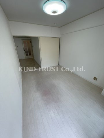 ロイヤルハイツ扇町Ⅱの居間・リビング|使いやすい居間です