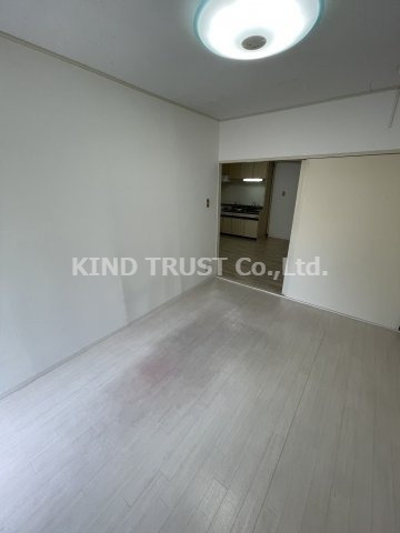 ロイヤルハイツ扇町Ⅱの居間・リビング|ゆったり過ごせるリビングです