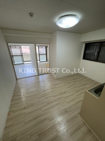 ロイヤルハイツ扇町Ⅱの居間・リビング|ゆったりとしたリビングです