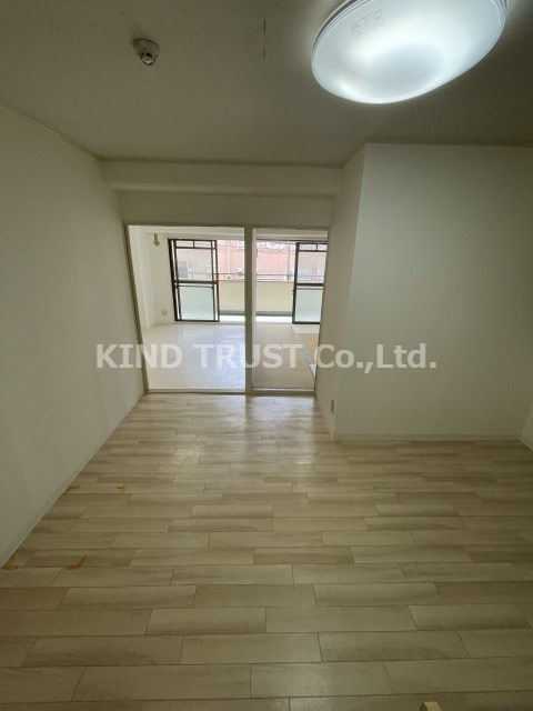 ロイヤルハイツ扇町Ⅱの居間・リビング|使いやすい居間です