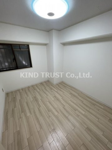 ロイヤルハイツ扇町Ⅱの居間・リビング|こちらのリビングで趣味の時間をお楽しみください