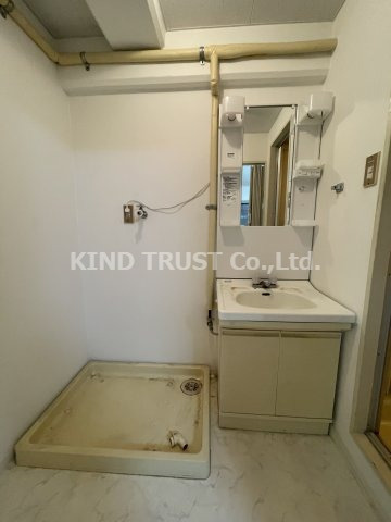 ロイヤルハイツ扇町Ⅱの洗面所|脱衣スペースもあります