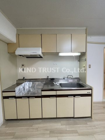 ロイヤルハイツ扇町Ⅱのキッチン|コンパクトなキッチンで掃除もラクラク