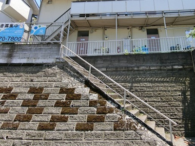 【エントランス】 | 王禅寺パークハウス | 階段を上がった先にお部屋があります☆