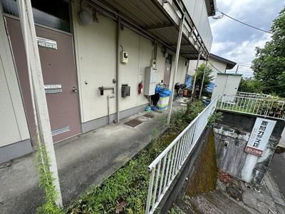 【その他共用部分】 | 王禅寺パークハウス | 1階の共用廊下です♪雨に濡れずにお部屋に入ることができ、荷物が多い日も便利ですね☆