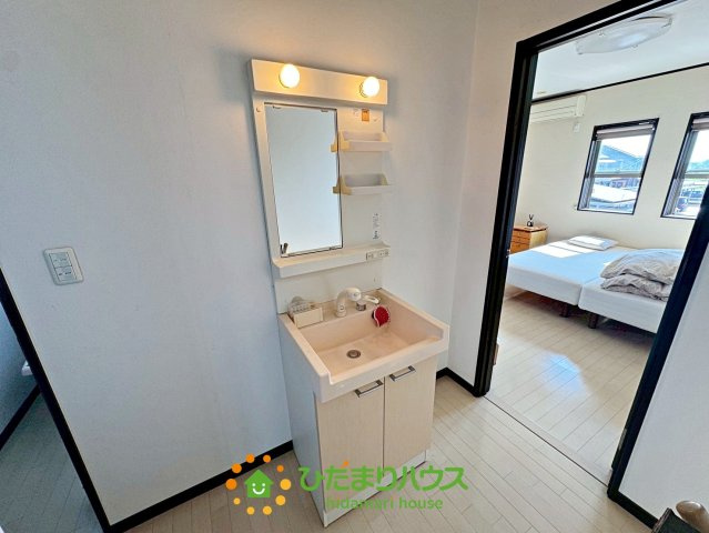 加須市上三俣　中古一戸建ての独立洗面台