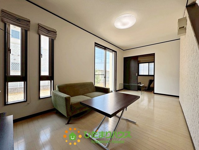 加須市上三俣　中古一戸建ての居間・リビング|白を基調とした明るいリビング。