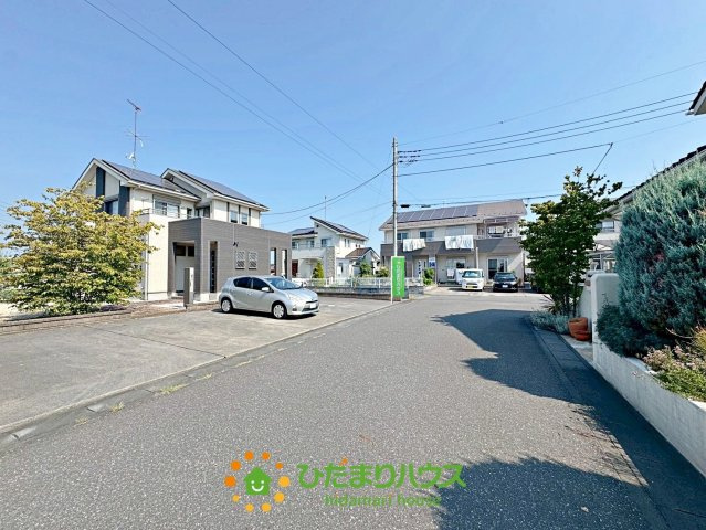 加須市上三俣　中古一戸建ての前面道路含む現地写真|前面道路は6ｍございます。