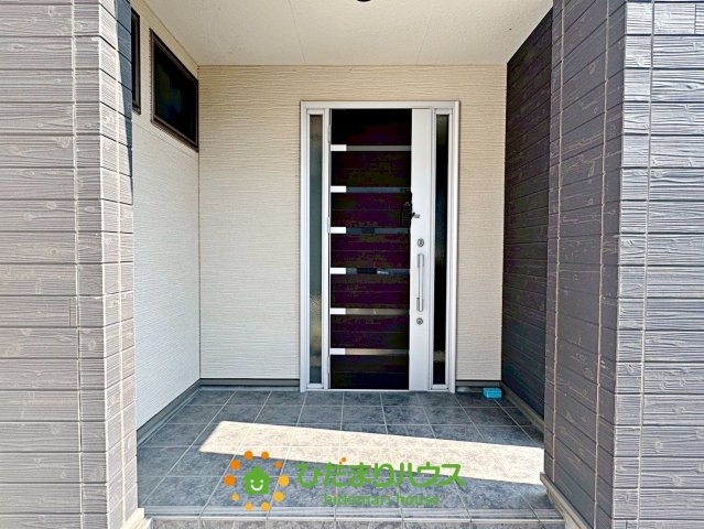 加須市上三俣　中古一戸建ての玄関