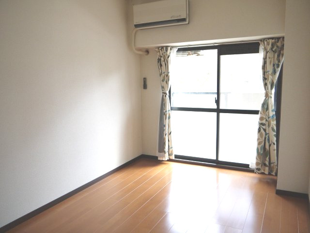 KURIMAマンションの居間・リビング|1階　三重大生産限定でカーテンプレゼント♪