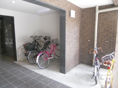 イスターナイマイ鴨川西の駐車場|駐輪場