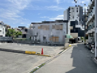 【前面道路含む現地写真】 | 南側駐車場につき陽当たり良好です！