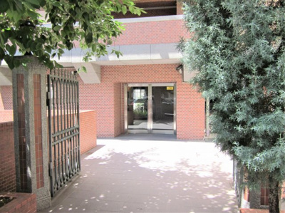 【エントランス】 | デ・リード南森町 | 桜の名所、滝川公園近く。大川の畔も徒歩圏内で恵まれた住環境。お隣はコンビニで何かと便利です！