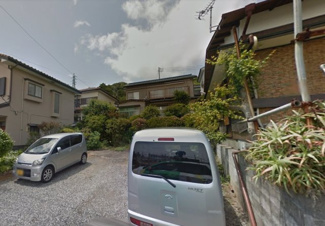 【外観】 | 駐車場（手前）と戸建住宅（奥）