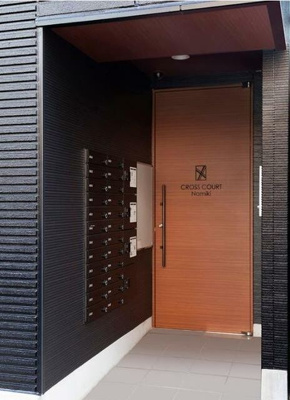 【エントランス】 | クロスコートナミキ | 清潔なエントランスです