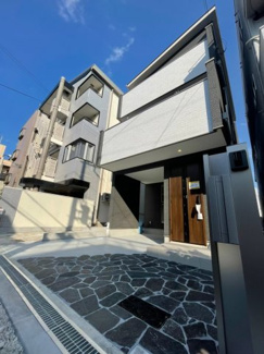 【エントランス】 | お家の入り口のポーチ部分に乱形石でシンプルかつオシャレに仕上がっております♪