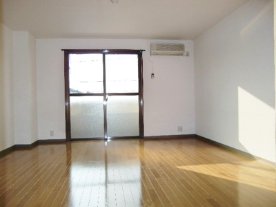 【居間・リビング】 | アメニティハイツ京塚 | 退去前のため現況を優先します