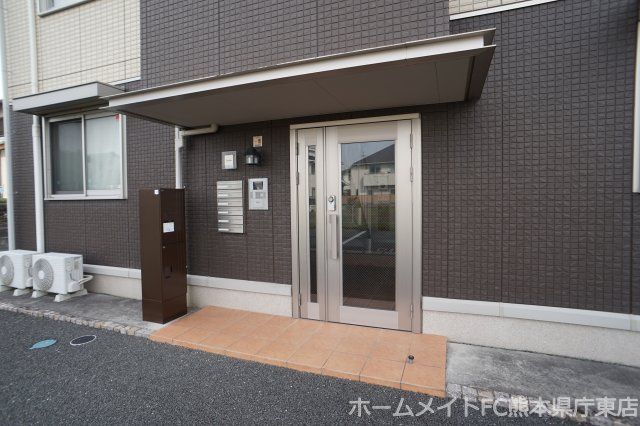 熊本市東区桜木５丁目のアパートのエントランス