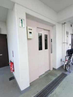 【その他共用部分】 | サニークレスト瀬谷 | お買い物時やベビーカーの出し入れに便利なエレベーター付です。