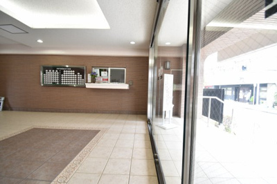 【エントランス】 | 花小金井スカイハイツ | 手入れが行き届いたエントランスホール。住み込み管理で防犯面でも安心ですね。