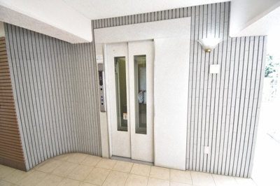【その他共用部分】 | 花小金井スカイハイツ | ベビーカーも楽に入れるエレベーター完備。荷物の多いお買い物帰りも安心です。