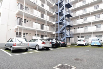 【駐車場】 | 花小金井スカイハイツ | 駅まで徒歩4分のマンション。何処へ行くにも軽快に移動できますね。（空き状況要確認）