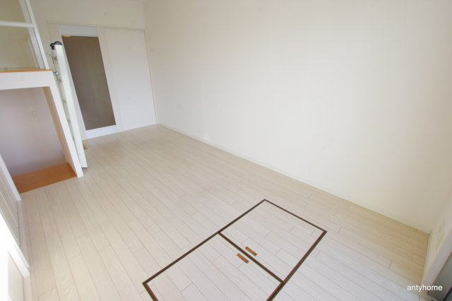 アローフィールズ弐番館　仲介手数料無料の居間・リビング