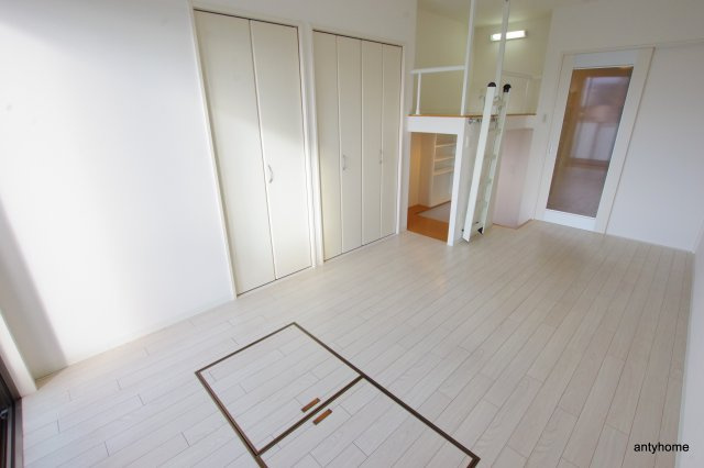 アローフィールズ弐番館　仲介手数料無料の居間・リビング